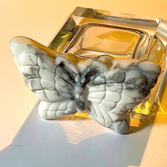 BUTTERFLY HOWLITE CARVED CRYSTAL - Picture 9 of 9